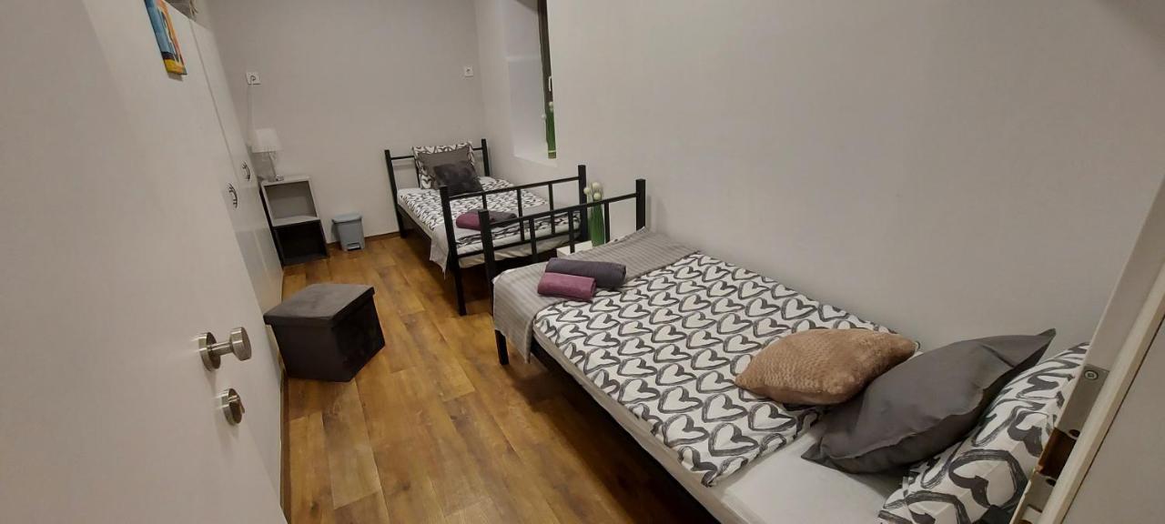 London Fog Apartment In The Party District Budapest Kültér fotó